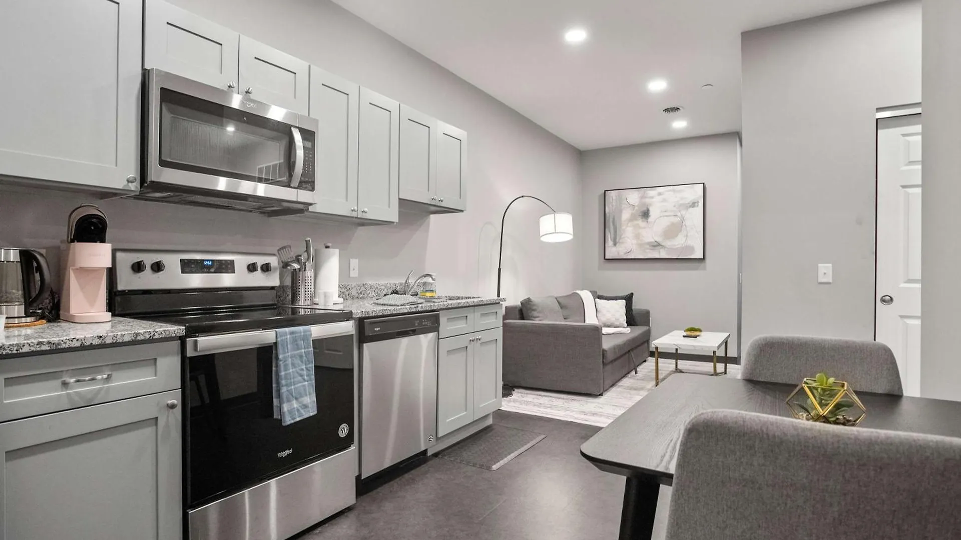 CozySuites Modern 1BR in Downtown Pitts #4 Pittsburgh Apartment